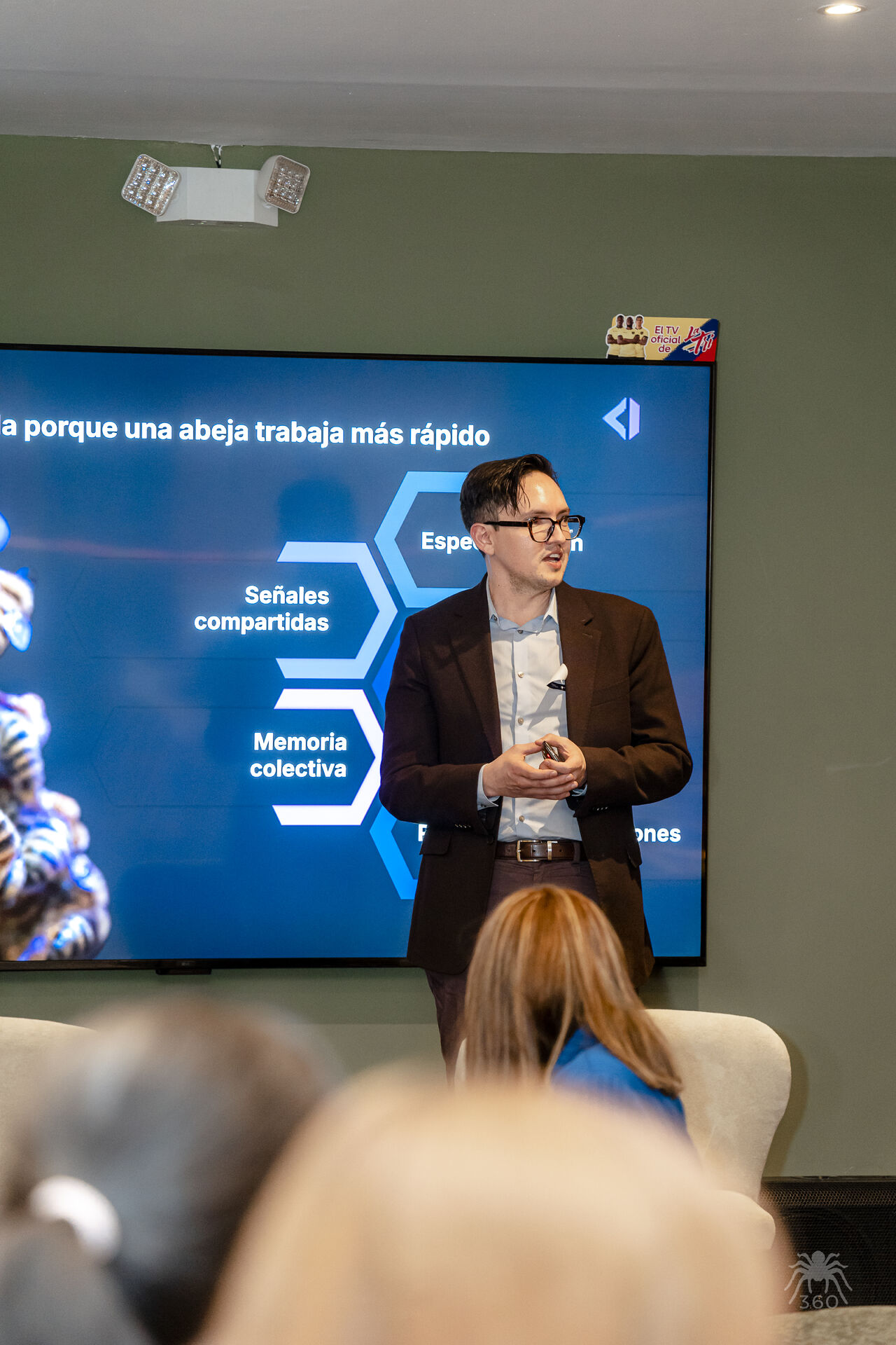 Gustavo Justicia, CEO de StrategIA, exponiendo en AI Inside Consulting